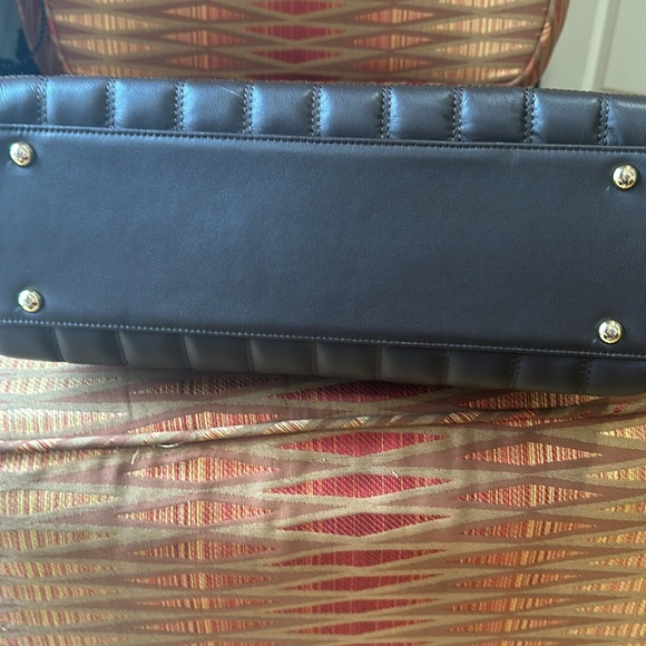 St John leather quilted luxury handbag in chocolate brown. 3 inside pockets. - Picture 4 of 9